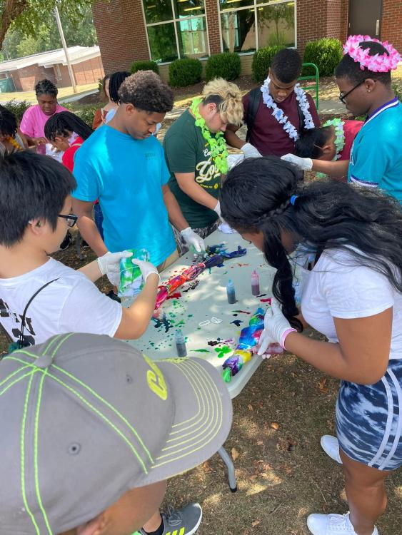 students tie-dying t-shirts