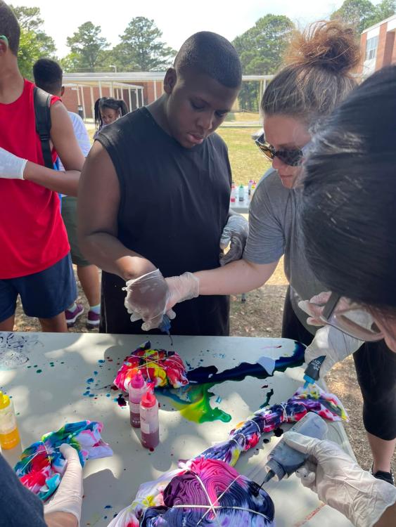 students tie-dying t-shirts