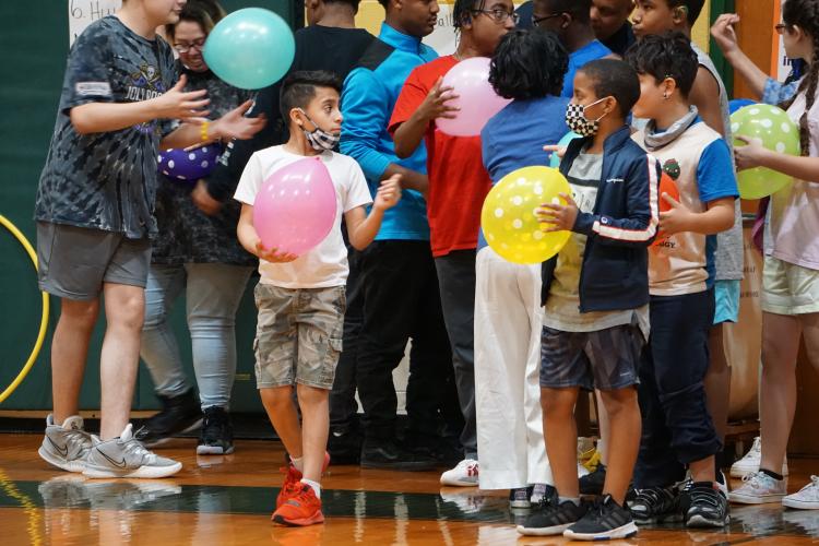 Students with balloons prepare for race.
